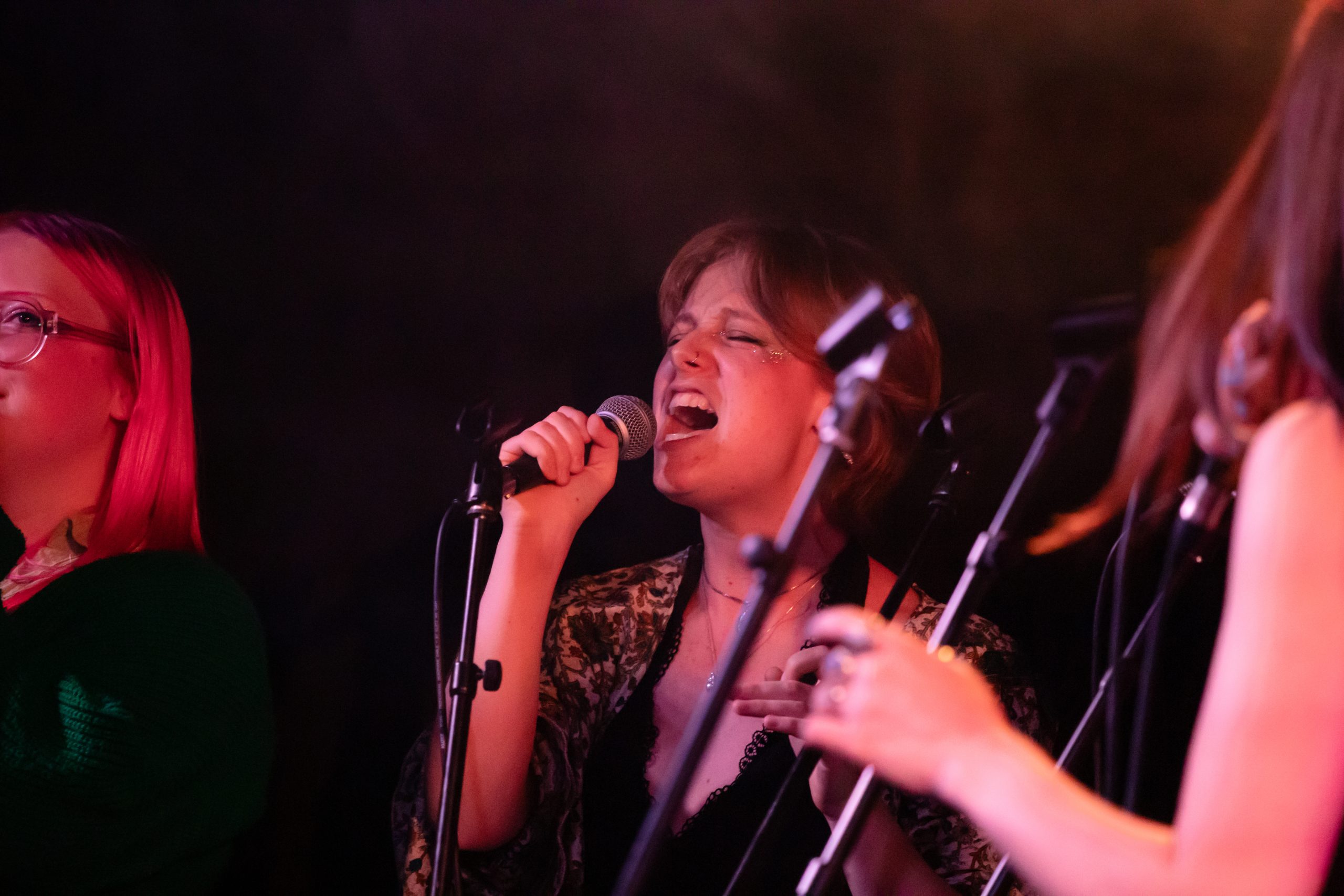 Maddy singing at Ivy Gig